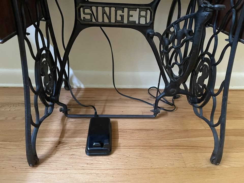 Authenticated 1923 Antique Singer Sewing Machine with Original D - photo 2