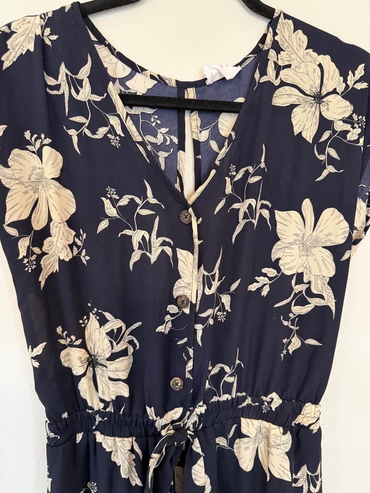 Like New Junior’s Medium Dress $12 - photo 5