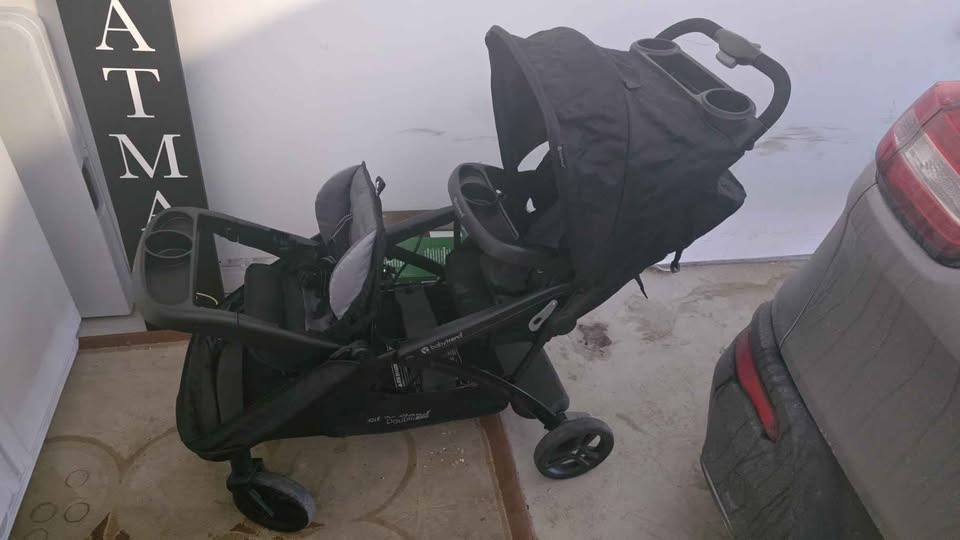 Baby trend - double stroller - EXCELLENT CONDITION - photo 2