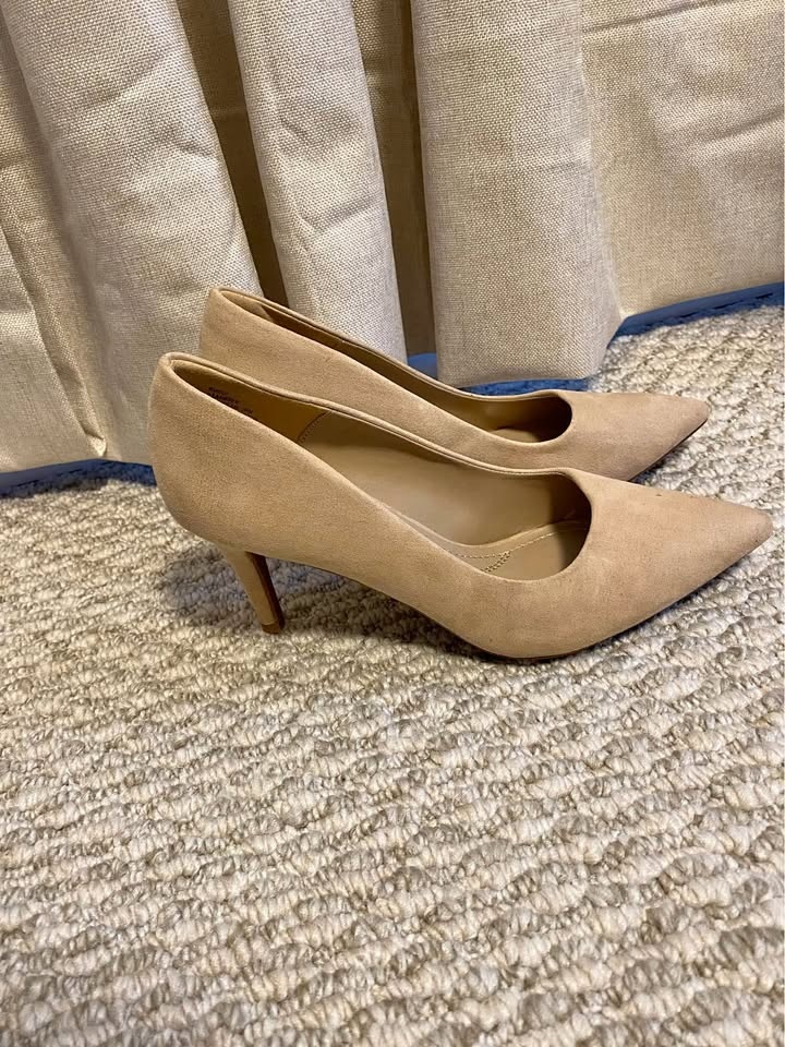 DREAM PAIRS Nude Suede Pointed Toe Heels - Size 8.5