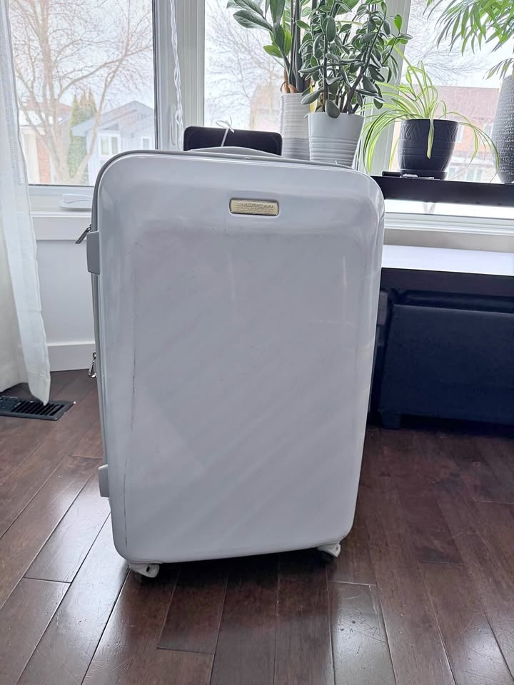 American Tourister Luggage / Suitcase 26”