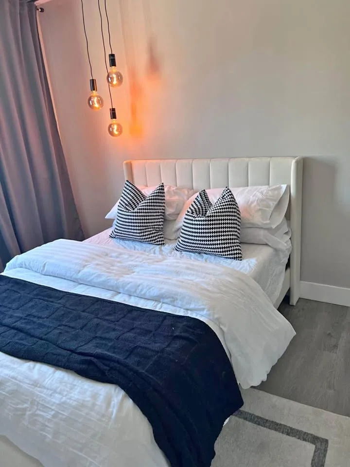 Queen Luxurious Wingback Platform Bed ▫️BRAND NEW▫️ thumbnail