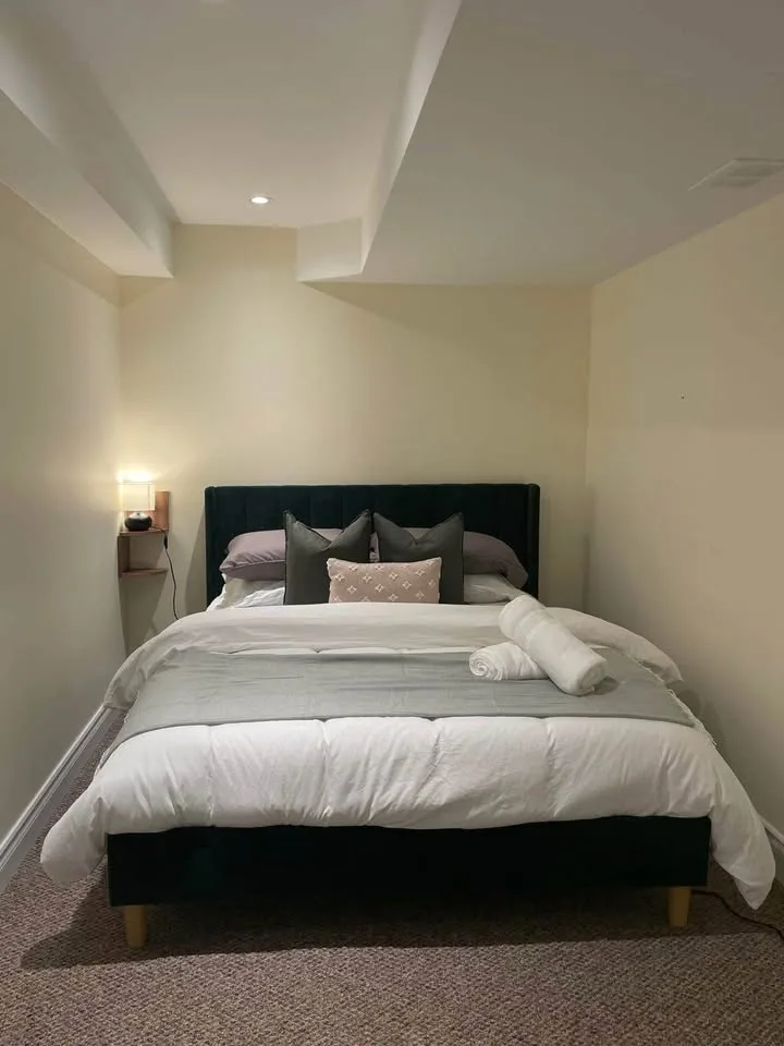 Queen Luxurious Wingback Platform Bed ▫️BRAND NEW▫️ image indicator(2)