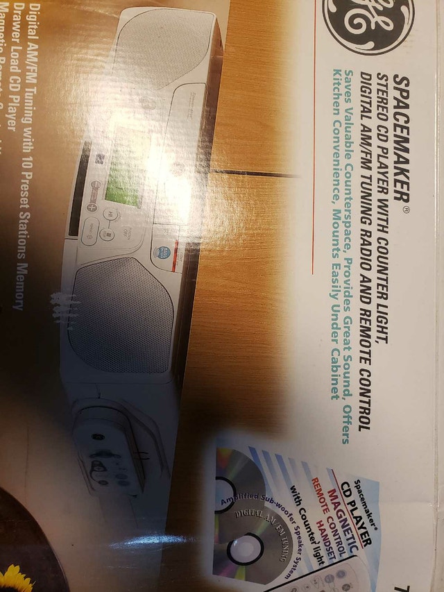 GE Spacemaker Radio - Brand New - photo 2