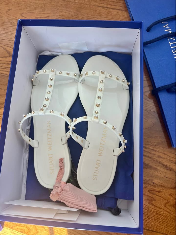 Stuart Weitzman White Flat Sandals – Size 7