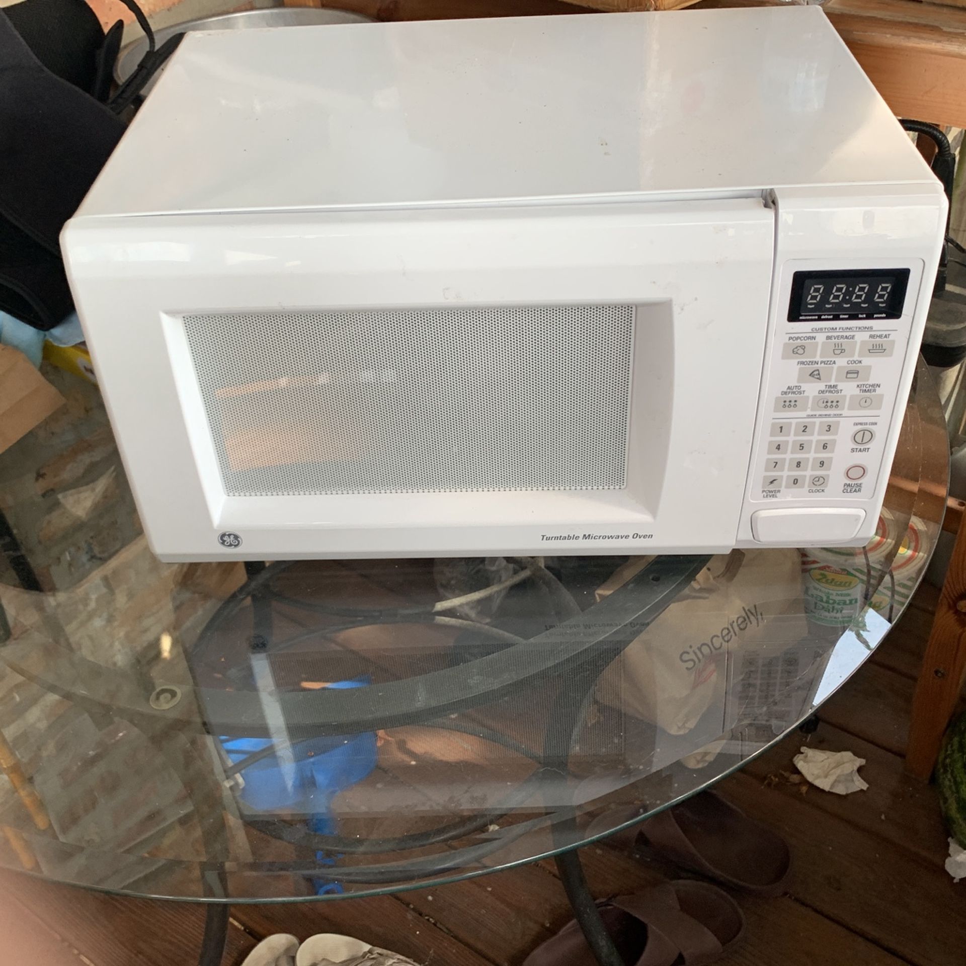 GE 1000 Watts 1.1 Cu Ft White Microwave