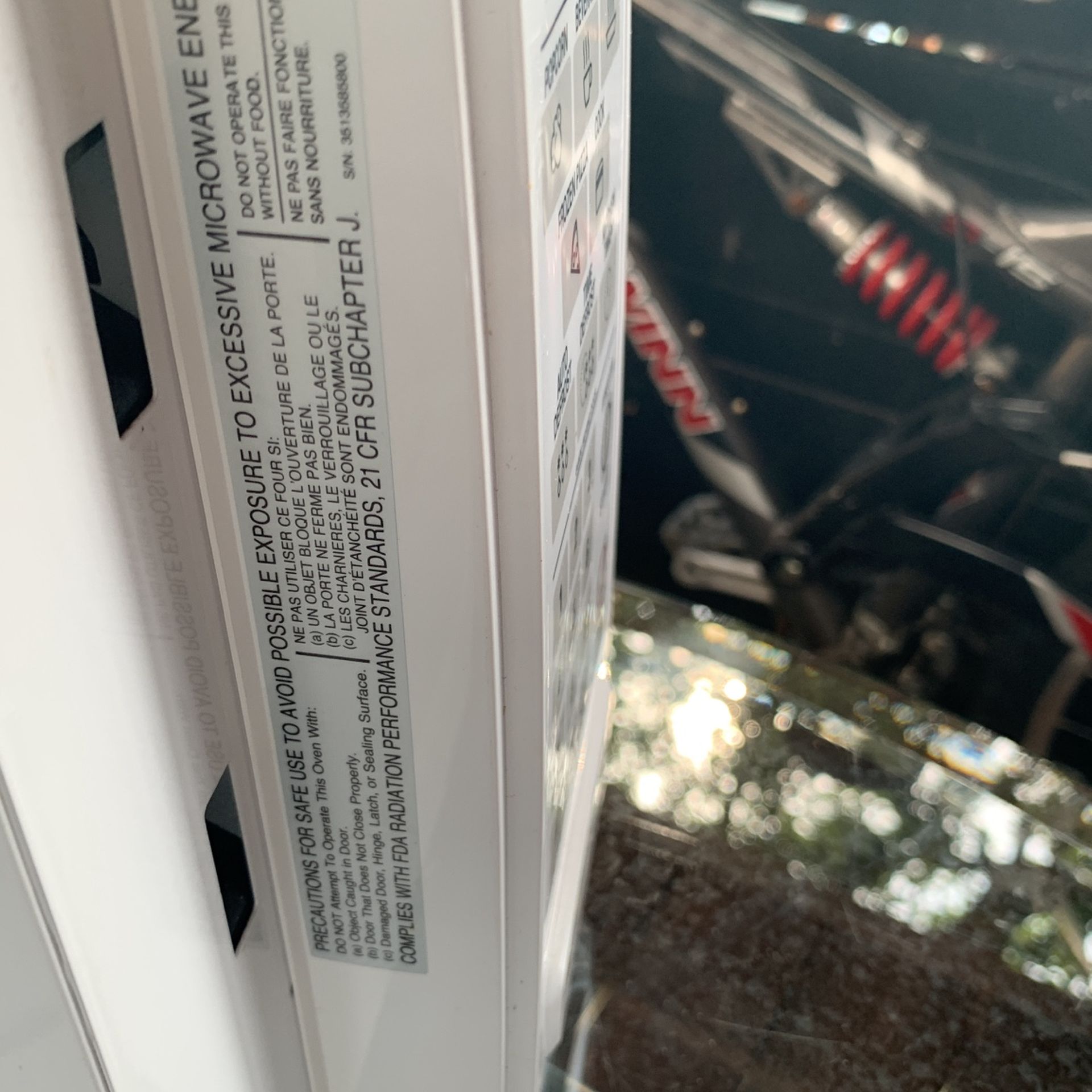 GE 1000 Watts 1.1 Cu Ft White Microwave - photo 4