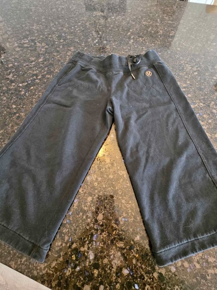 Lululemon Cropped Sweatpants - Ladies Size 8