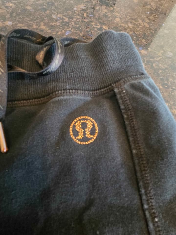Lululemon Cropped Sweatpants - Ladies Size 8 - photo 2