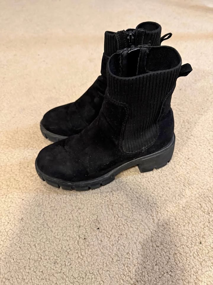 Time and Tru Zip Up Women's Black Ankle Boots