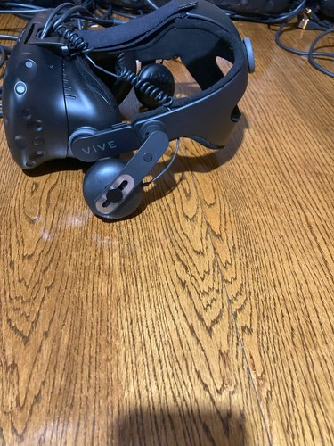 HTC VIVE Virtual Reality Headset 1st gen, 2xControllers - photo 4