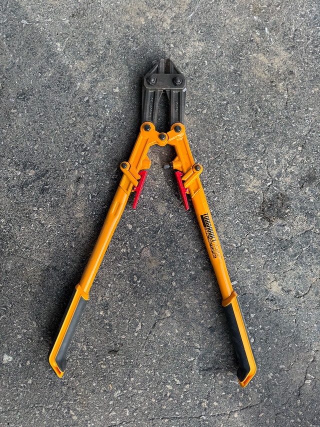 toughbuiltF240 compact bolt cutters
