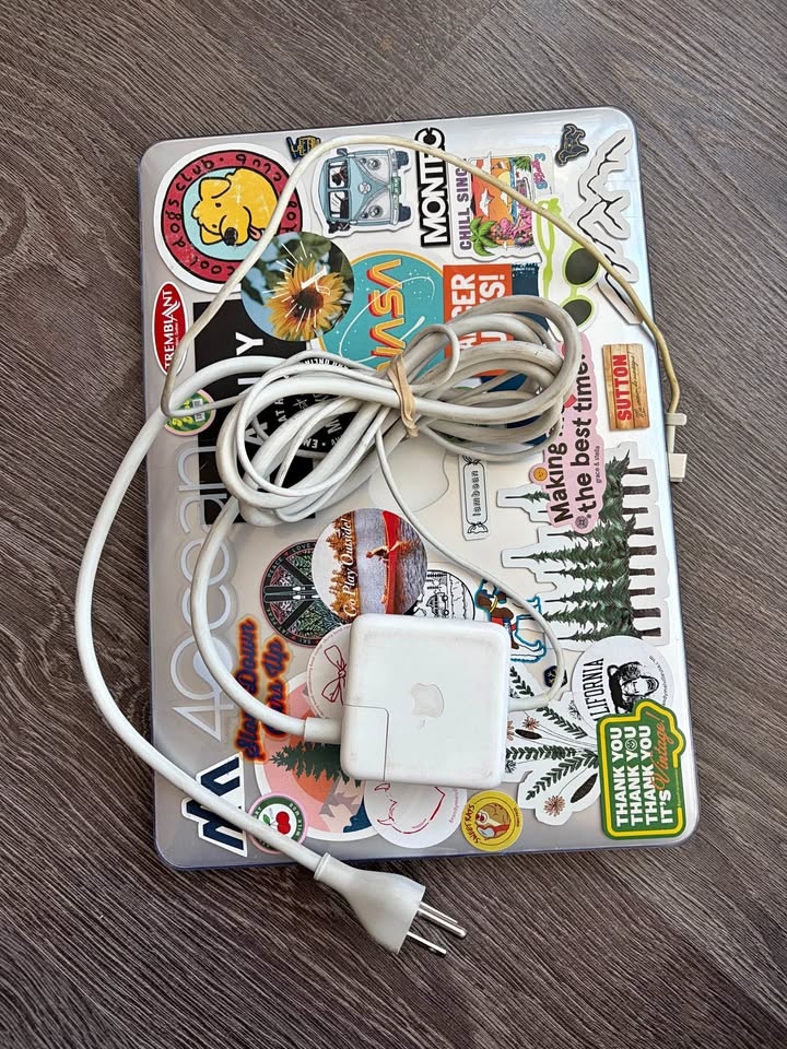 MacBook Air 13” (Early 2015) - i5, 8GB RAM, 128GB SSD - Stickers