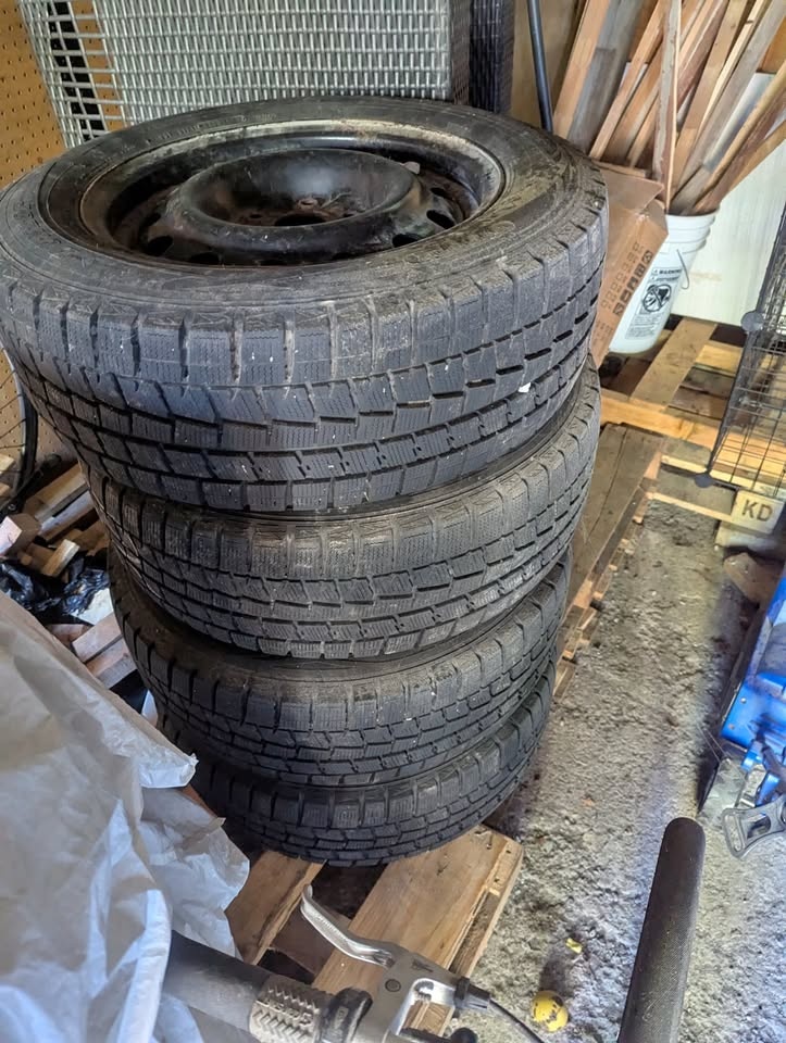 4 Dunlop WinterMaxx 215/60R16 Studless on Steel Rims