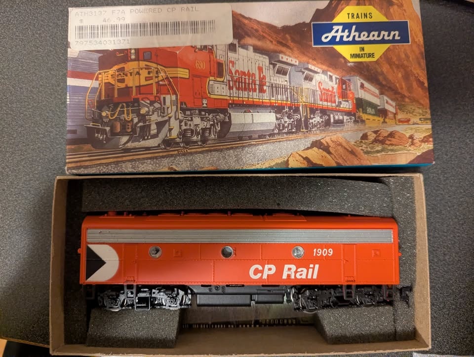 Vintage Athearn F7A Powered CP Rail Locomotive – HO Scale - photo 2