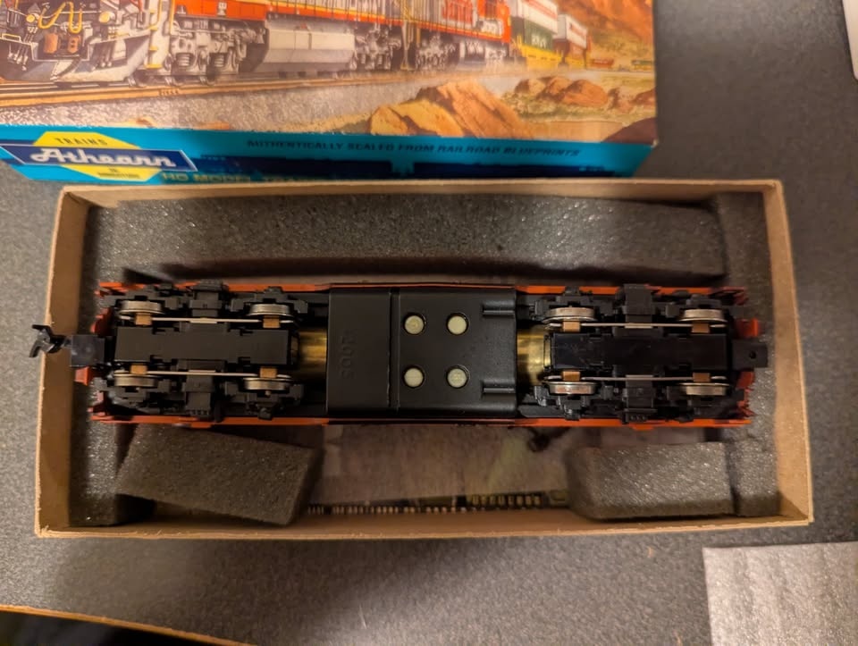 Vintage Athearn F7A Powered CP Rail Locomotive – HO Scale - photo 4