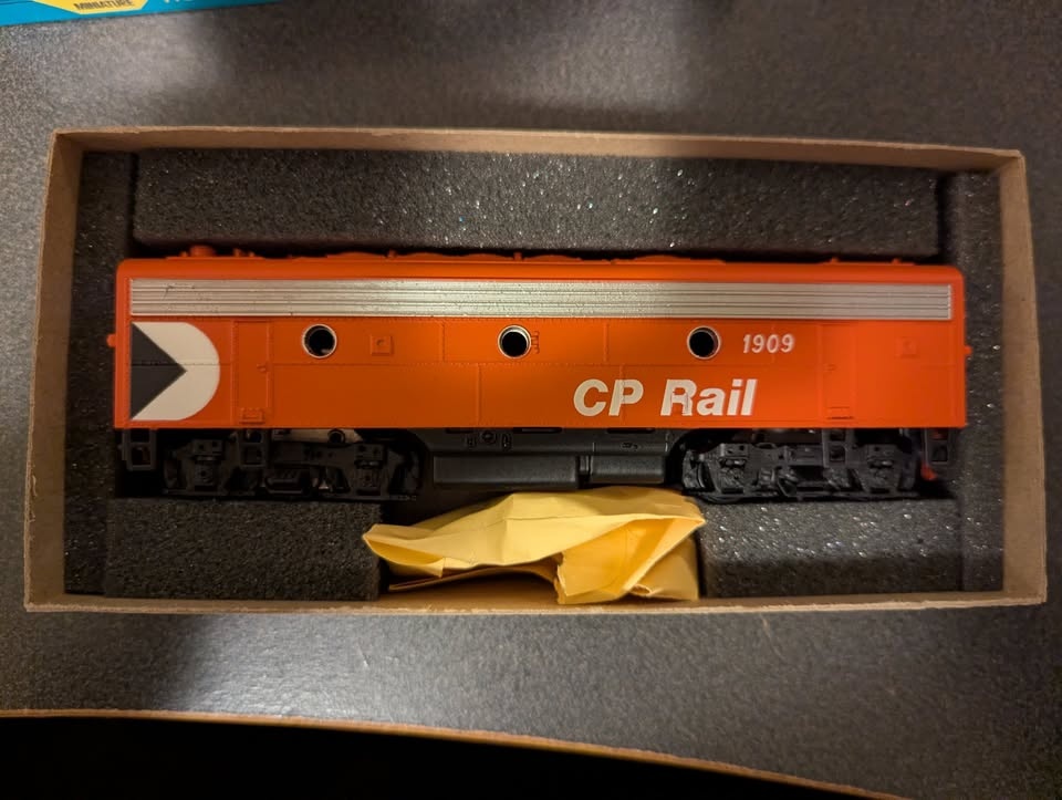 Vintage Athearn F7B Dummy CP Rail HO Scale - photo 2