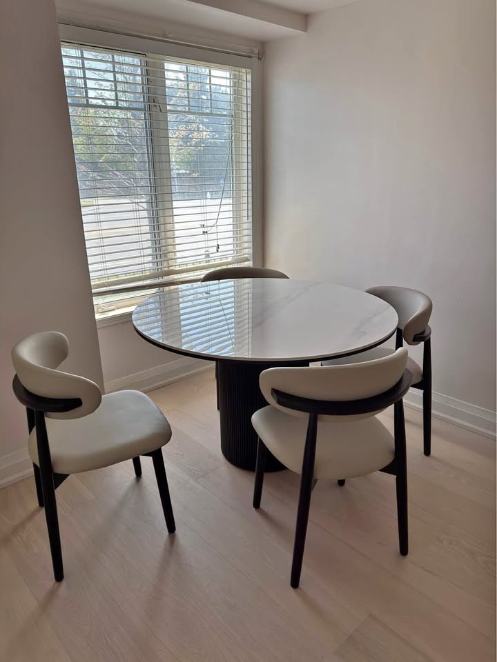 Dining Table & Chairs (120 cm diameter)