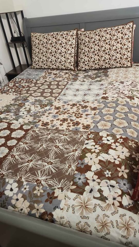 Queen Size Floral Quilt Bed Cover - Used, Good Condition - photo 2
