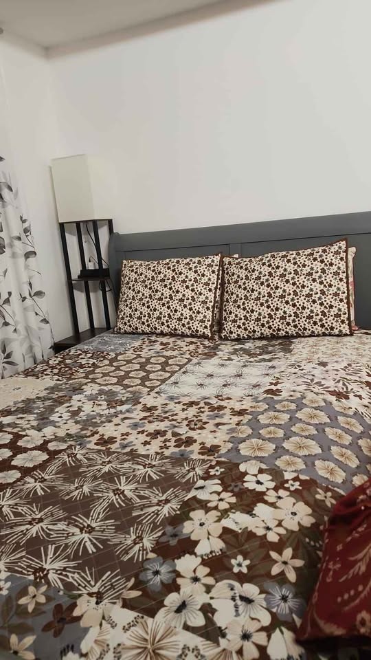 Queen Size Floral Quilt Bed Cover - Used, Good Condition - photo 3