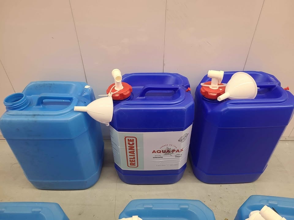 🇨🇦 Water containers 20L and 10L - 25$ for all - photo 3