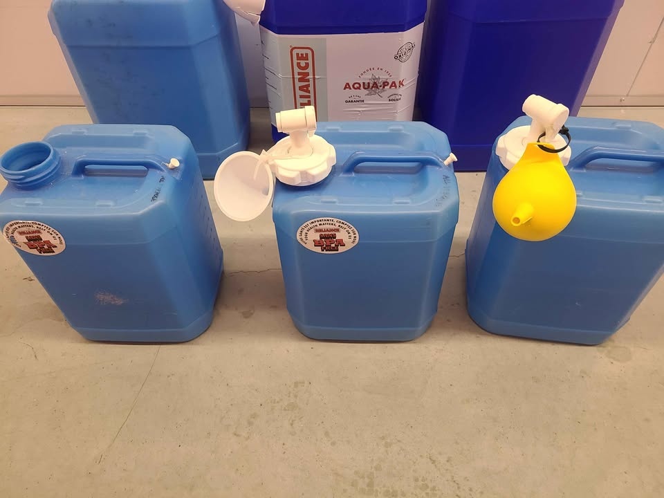 🇨🇦 Water containers 20L and 10L - 25$ for all - photo 4