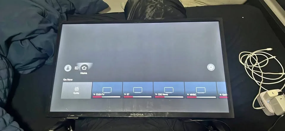 Insignia 28 inch flat screen tv with remote thumbnail