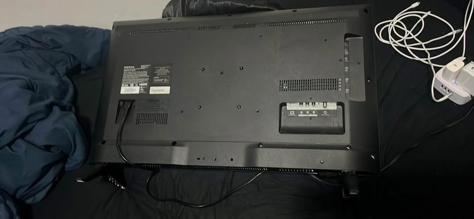 Insignia 28 inch flat screen tv with remote - photo 2