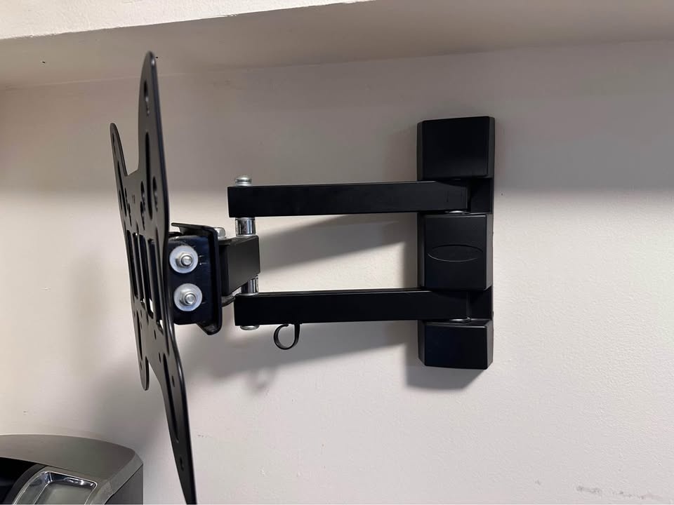 14in-40in TV Wall Mount - Adjustable (Cash Only) - photo 2