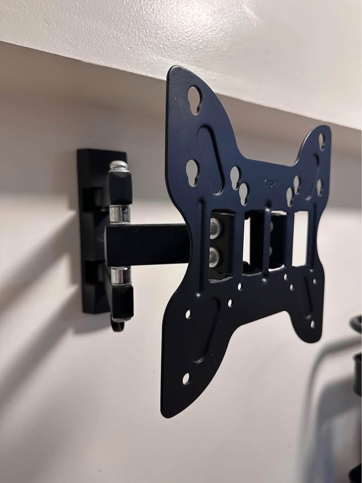 14in-40in TV Wall Mount - Adjustable (Cash Only) - photo 3
