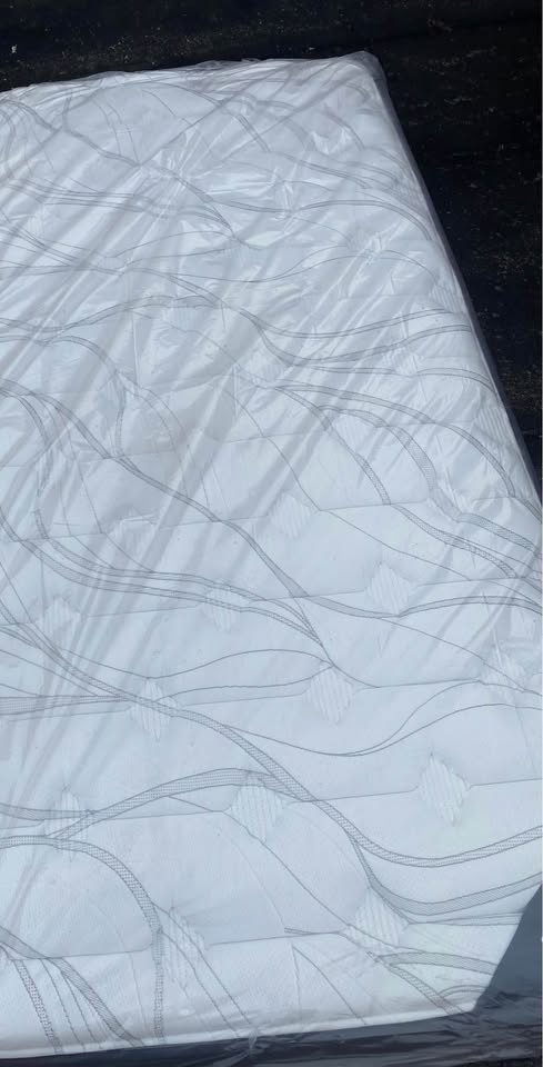 Like New Sayre Hybrid Queen Mattress - photo 3