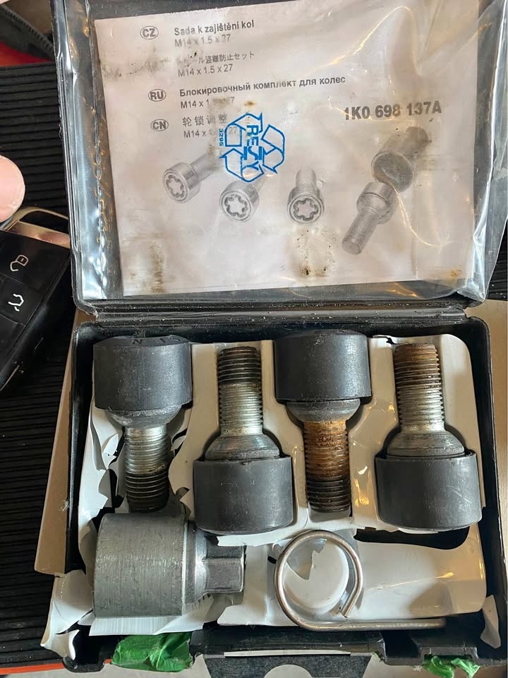 Set of oem screws locks for vw