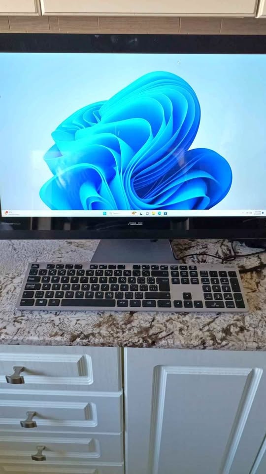 Asus ZN240IC Touchscreen AIO i5-6200U 16GB RAM 4TB SSD Win 11 Pr