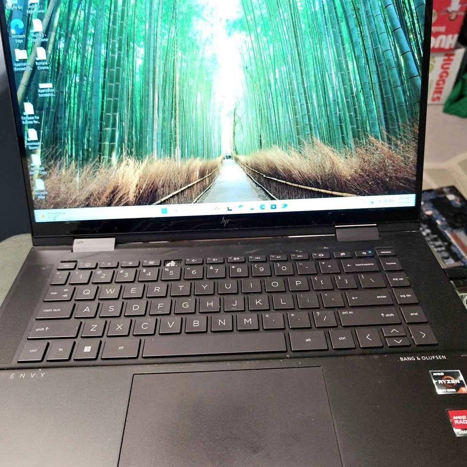 HP Envy 2-in-1 Laptop Ryzen 5, 8GB RAM, 236GB SSD, Win 11