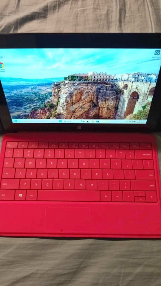 Microsoft Surface Pro i5 4GB 128GB SSD Win 11 Office