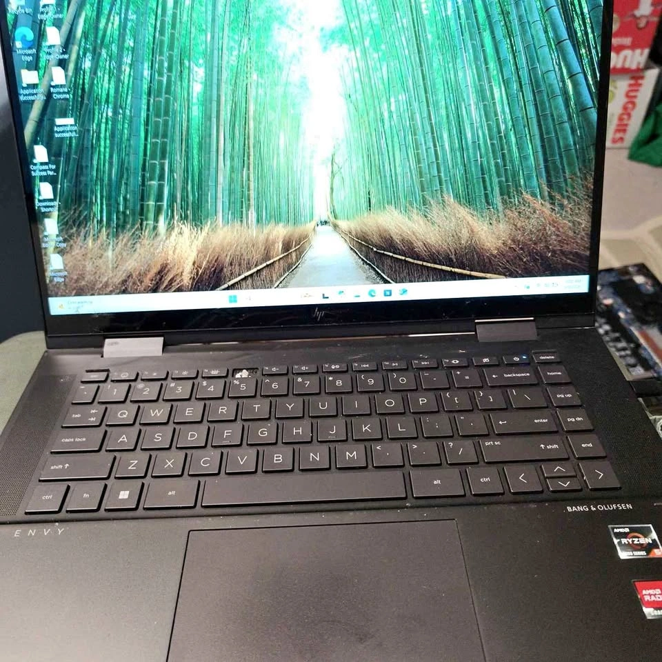 HP Envy 2-in-1 Laptop Ryzen 5, 8GB RAM, 236GB SSD, Win 11