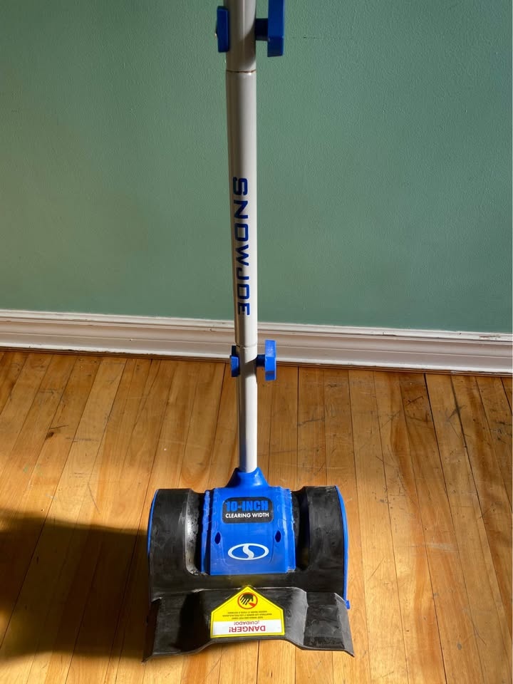 Snow Joe Snow Shovel $60 (HRM) - Free Delivery - photo 2