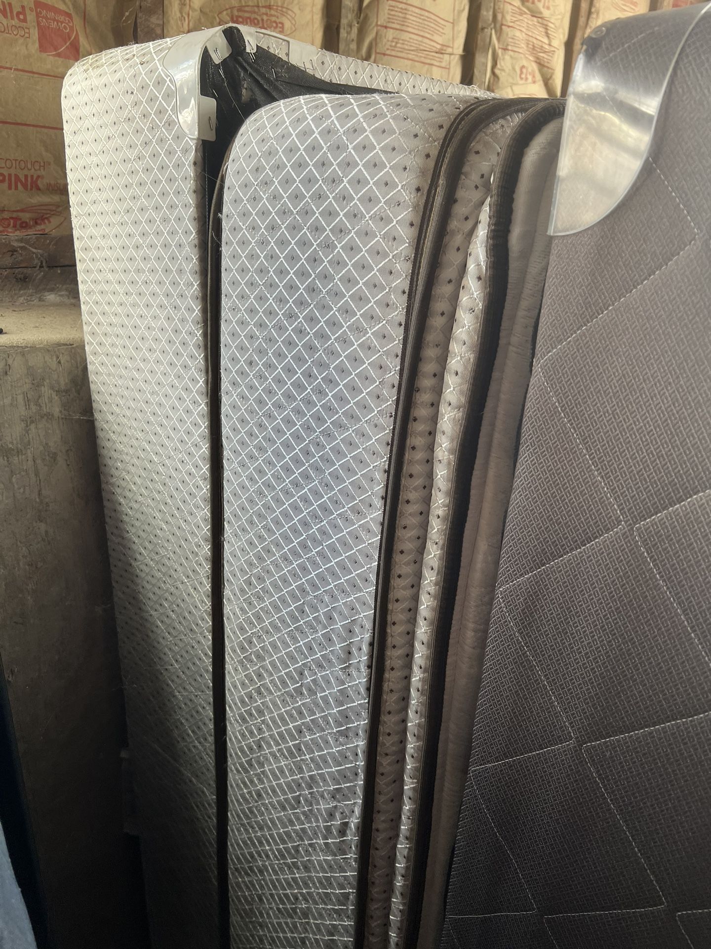 Pillow top mattress with box spring - Queen - photo 2