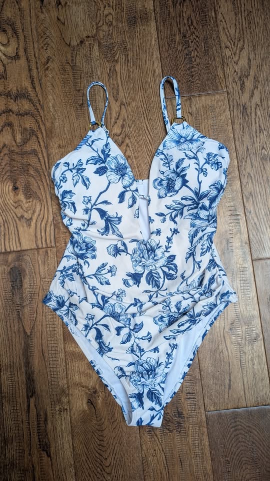 *NEW* Cupshe Sunshine & Sass Floral One-Piece Swimsuit(M) - photo 3