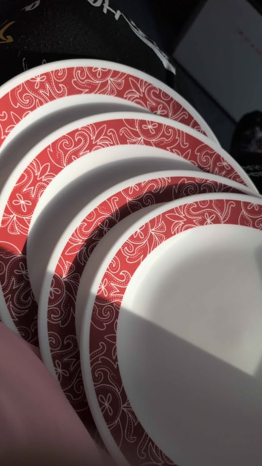 Four Corelle Plates with Red Border - photo 2