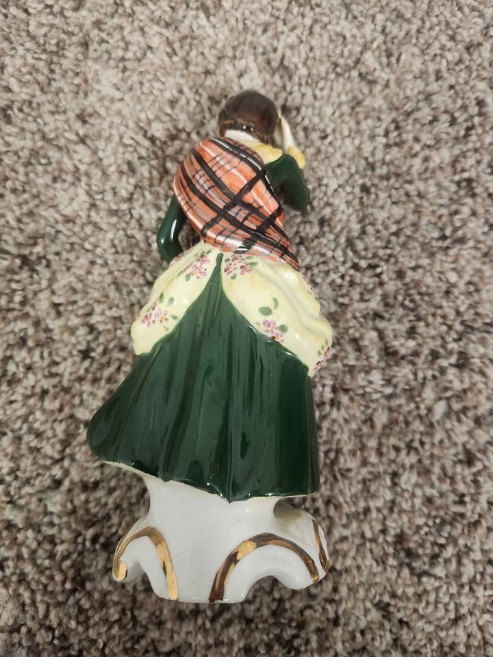 Vintage Radnor Bone China Figurine - photo 2
