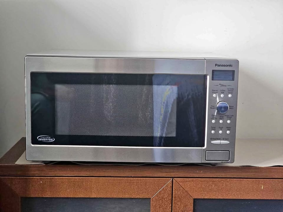 Panasonic 1.6 cu.ft. cyclone inverter microwave.
