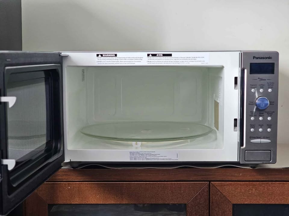 Panasonic 1.6 cu.ft. cyclone inverter microwave. - photo 2
