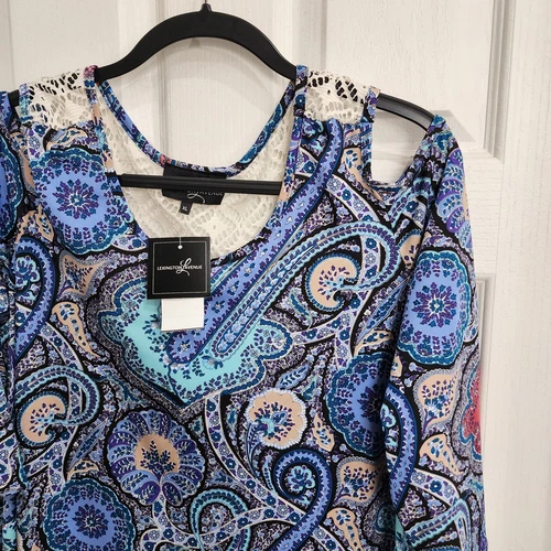 Paisley Tunic Blouse Peep Shoulder~ Lace Back~ Blue Floral 3/4 S - photo 5