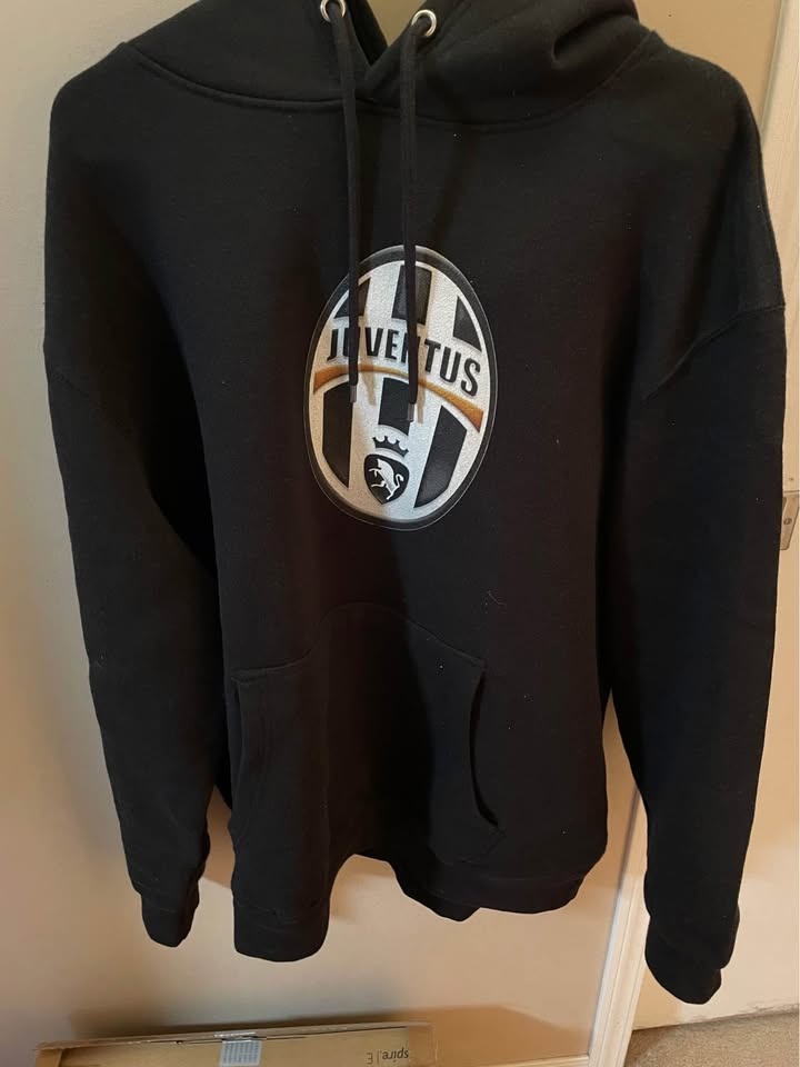 Heavyweight black hoodie with Juventus logo on the front! - photo 2