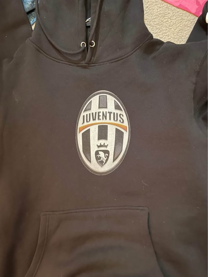 Heavyweight black hoodie with Juventus logo on the front! - photo 3
