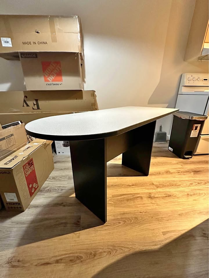 Curved desk