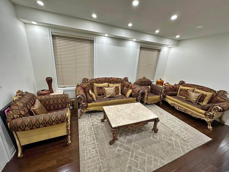 Beautiful Traditional Sofa Set