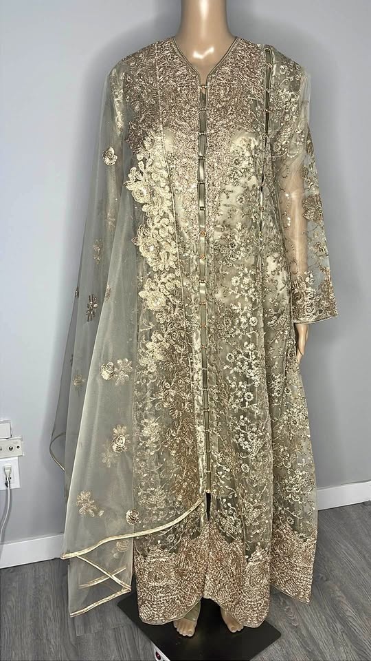 Stunning and Luxurious Golden Long Dress - photo 2