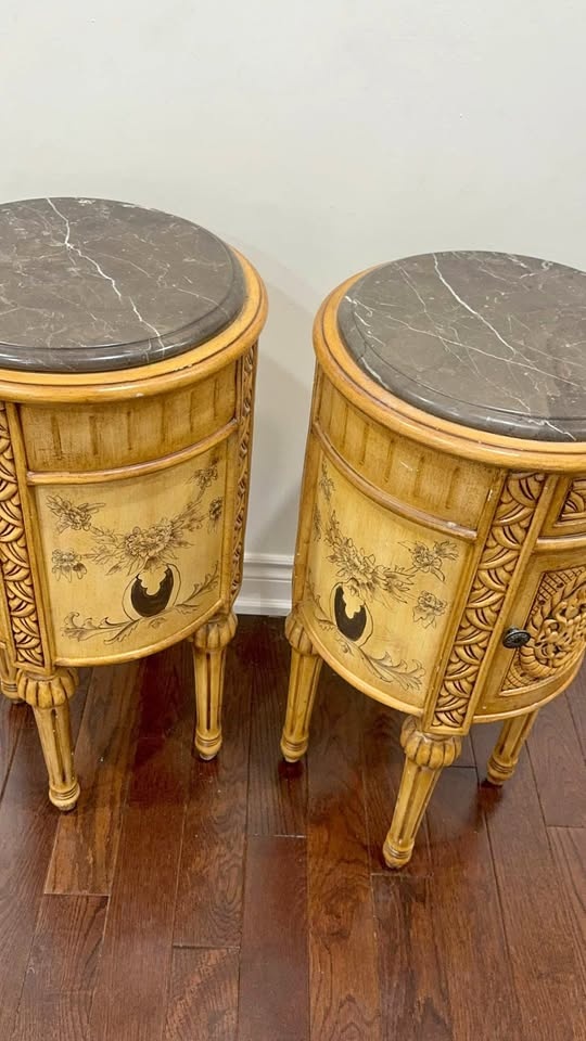 Elegant Vintage Accent Tables – Set of 2